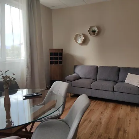 тристаен Διαμέρισμα *